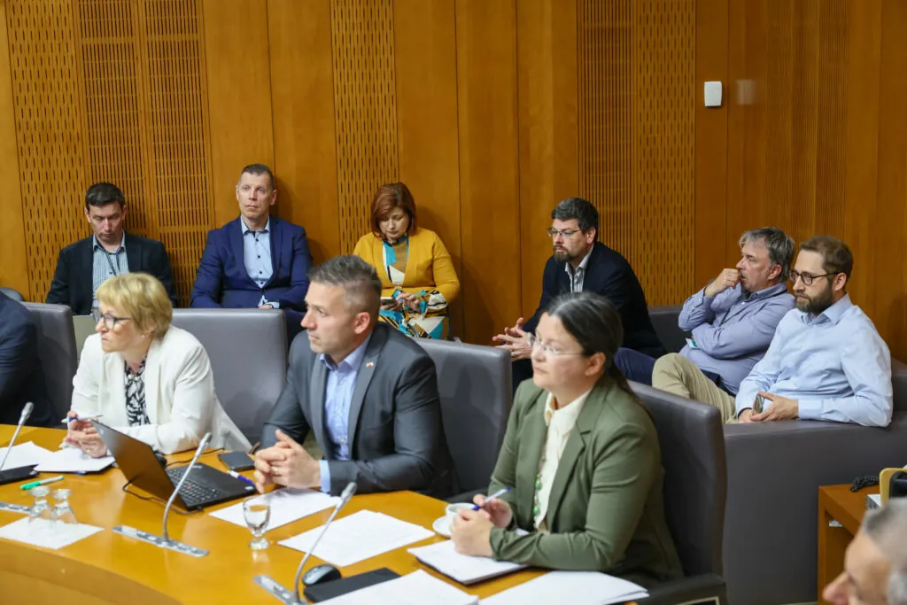 [Video] Predlagatelji interventnega zakona: Ljudem mora ostati več v denarnici