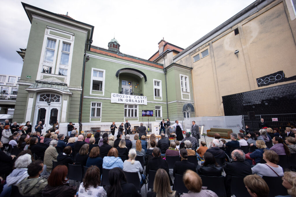 Kulturniki pred Dramo protestno uprizorili gledališko predstavo, a o odgovornosti Aste Vrečko za njihove tegobe ostali tiho