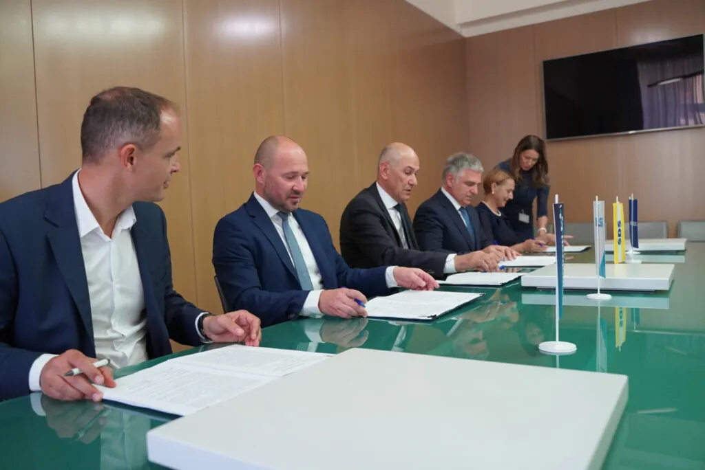 Koalicijska pogodba veže socialno pomoč na javna dela in ukinja številne zlorabe