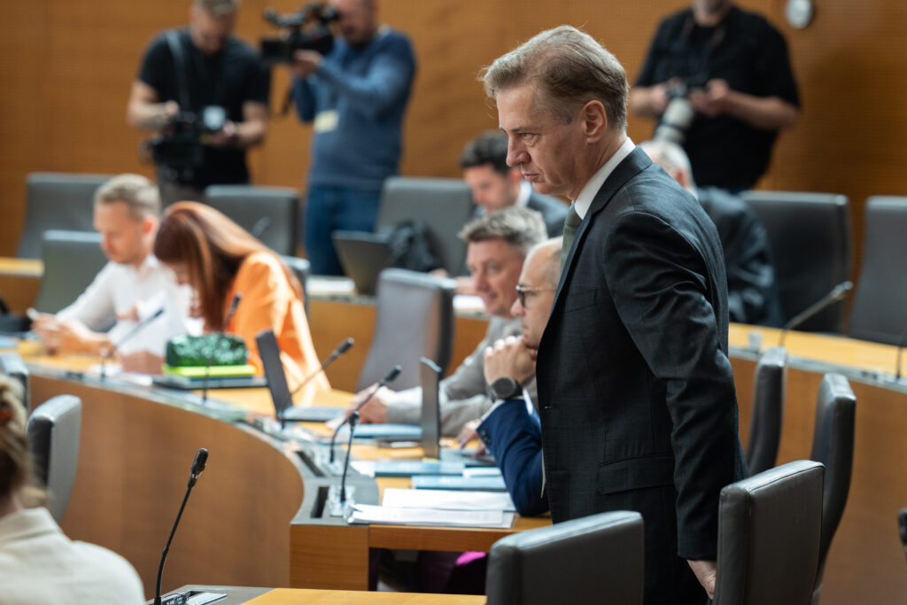 Kar štiri leta nespoštovanja: Golob prihaja prvič na slavnostno sejo ob dnevu državnosti