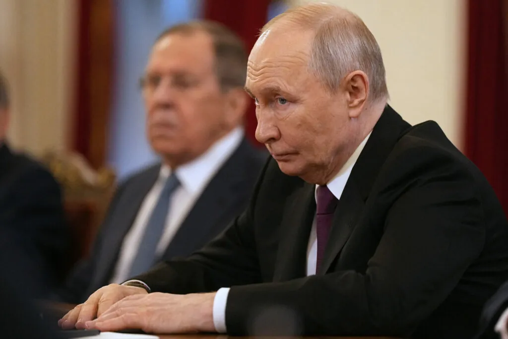 Ko Putinov nasmeh zbledi: iluzija moči se sesuva