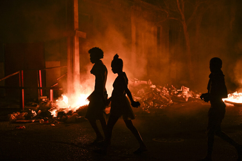Kuba v temi in lakoti: Kubanci lomijo vrata stanovanj, da skuhajo fižol in riž za družino