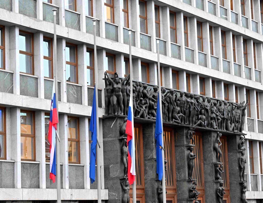 DZ potrdil nedopustnost referenduma o interventnem zakonu; Gladek: Gre za spoštovanje Ustave RS