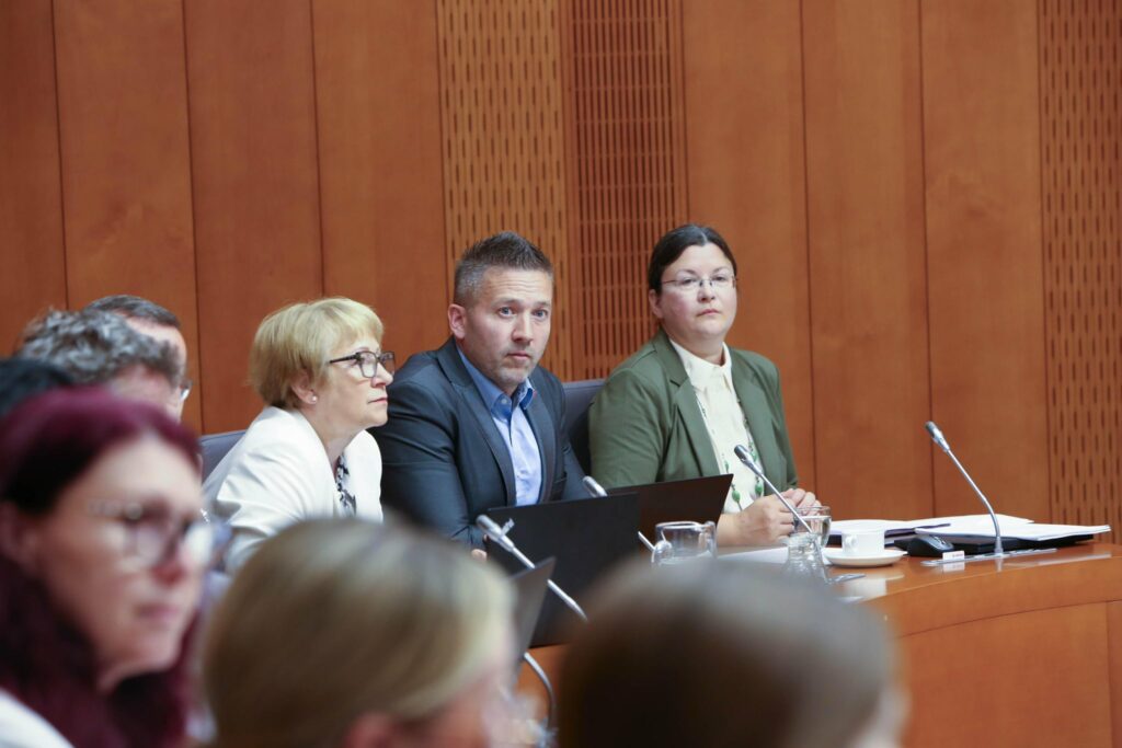 [Video] Medijska manipulacija interventnega zakona: Režejo stavke in ustvarjajo škandale