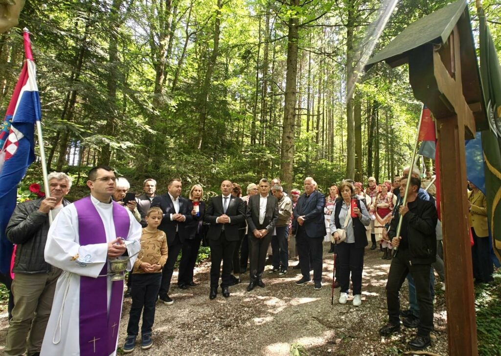 Dogodek, ki so ga mediji povsem prezrli: Podpredsednik hrvaške vlade obiskal komunistično morišče v Sloveniji