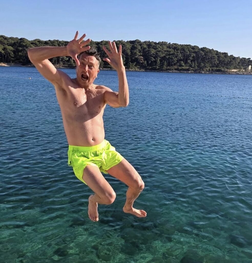 Pahor večkrat skočil v mrzlo morje za idealno fotografijo