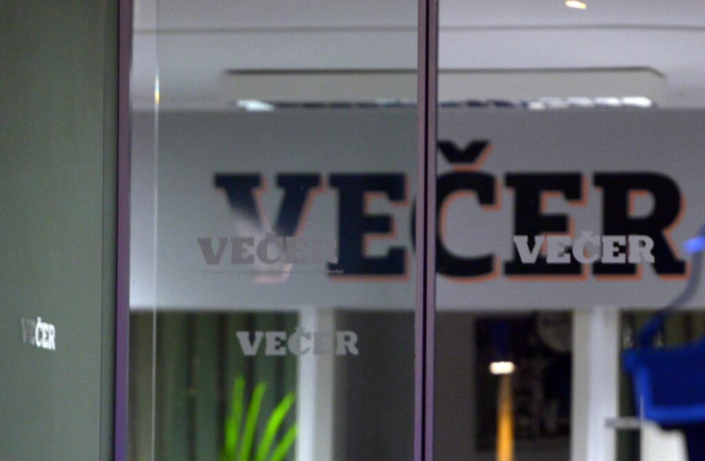 Propagandni Večer izvoz lažnih novic prikazal kot poročanje tujih medijev o novi vladi