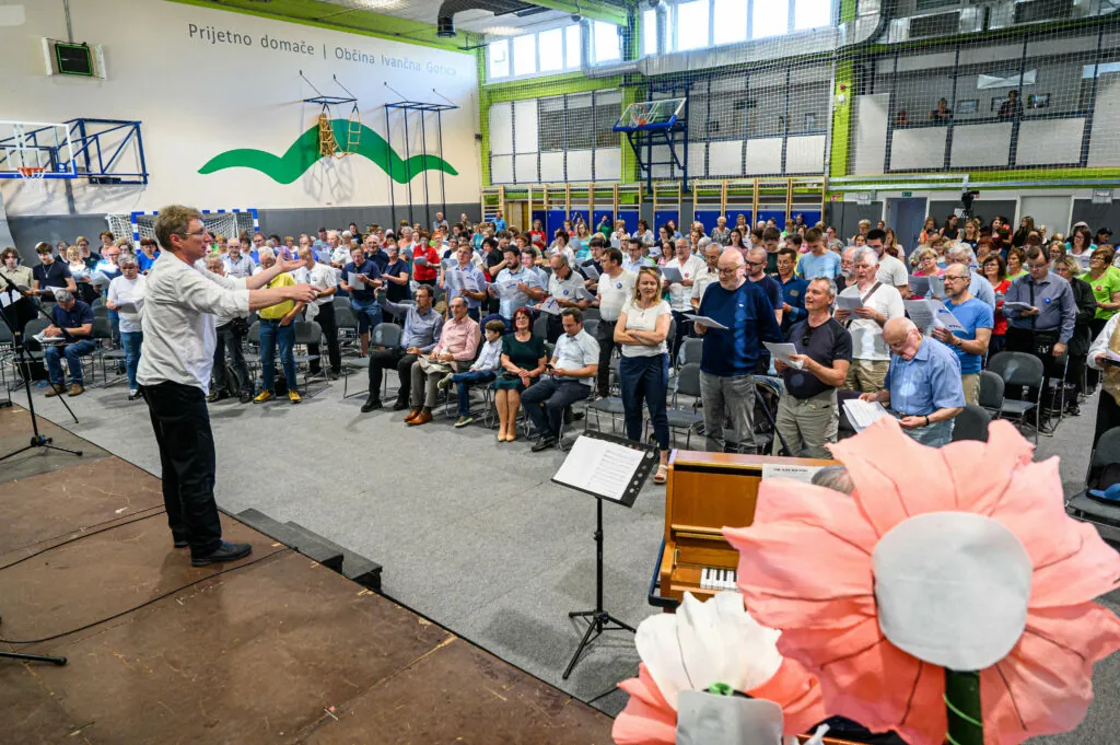 Zapojmo si! – prvo dejanje v prenovi Tabora slovenskih pevskih zborov v Šentvidu pri Stični pozitivno presenetilo številne pevce