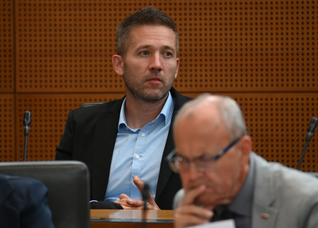 Ko je dregnil v “gnezdo aneksov”, se je začel lov na Reberškovo preteklost