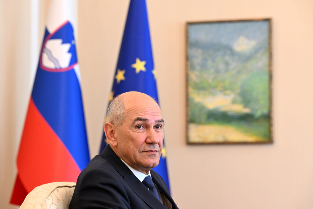 Janez Janša z 48 podpisi uradno v boj za četrto vlado