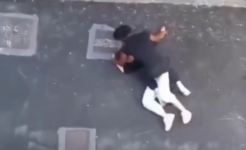 [VIDEO] Srhljivi prizori iz Trsta: Migrant sredi belega dneva fizično obračunal z dekletom