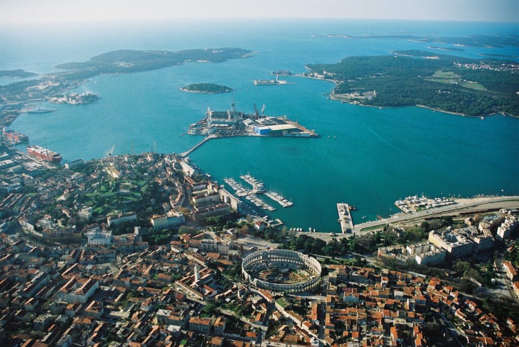 Med obnovo puljskega valobrana iz morja odstranili več kot tisoč eksplozivnih sredstev