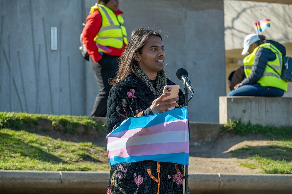 Nov primer prebujenske norosti: transspolni indijski migrant brez državljanstva izvoljen v škotski parlament