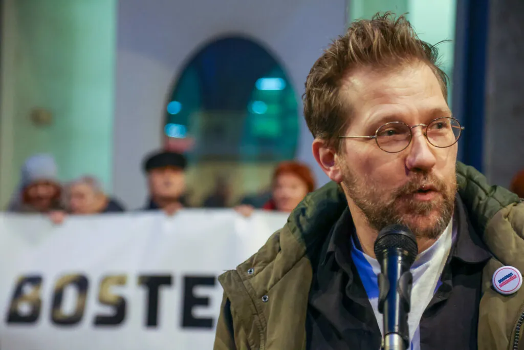 Levica z glavo skozi zid s protiustavnim referendumom