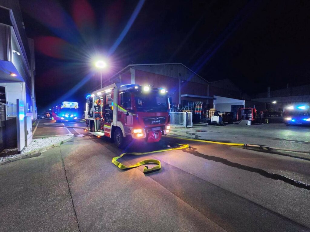 V obratu Celjskih mesnin izbruhnil požar, posredovalo okoli 80 gasilcev