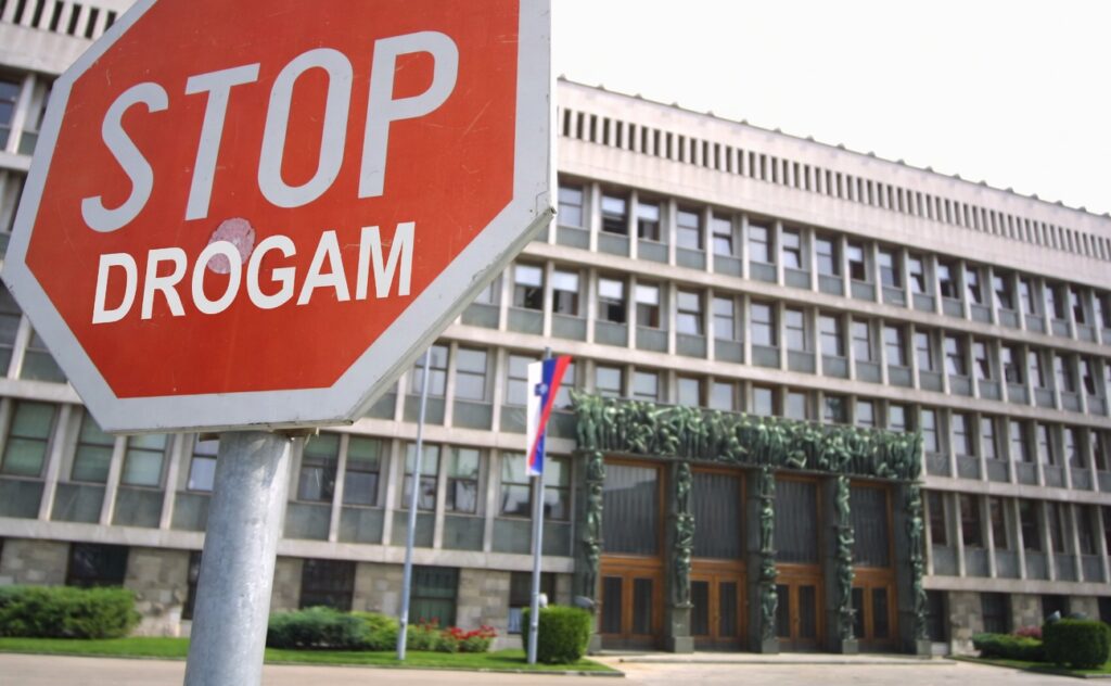 Kmalu bomo izvedeli, kdo izmed poslancev se “zadeva” z drogami