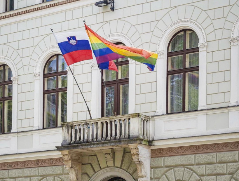 Predsednica izobesila mavrično zastavo