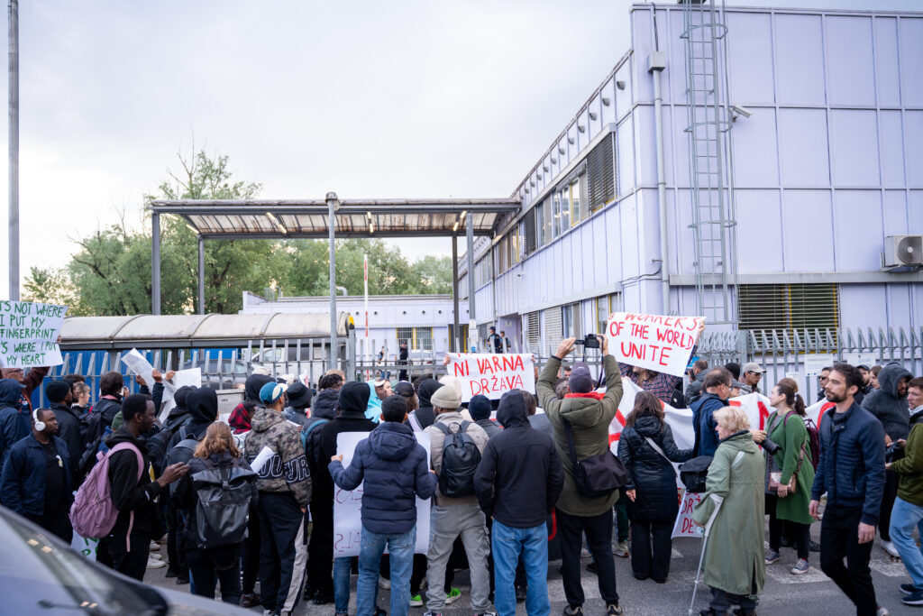 Skrajno levi aktivisti skušali preprečiti deportacijo nezakonitih migrantov iz Slovenije