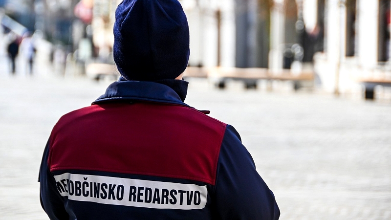 Novo mesto: Rom napadel redarja, ta moral poiskati pomoč