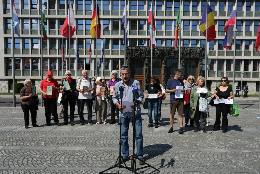 Vstajniško nasprotovanje vladi, ki je še ni, klavrno propadlo – napovedovali so množične demonstracije po vsej državi, prišlo pa je okoli 30 ljudi
