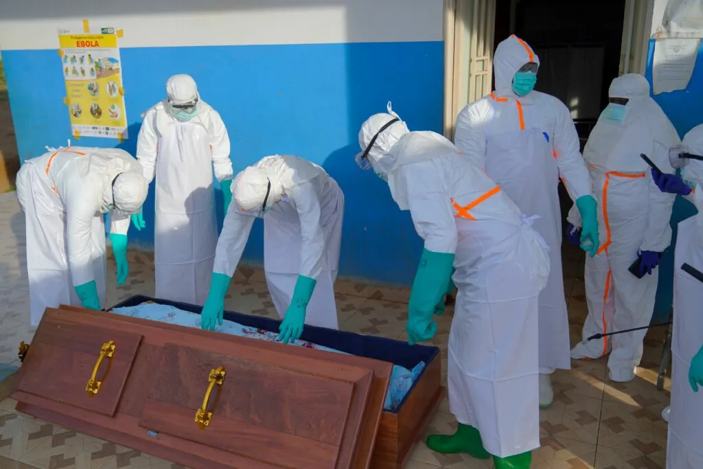 Ebola v Kongu ušla izpod nadzora? Izbruh dosegel novo območje, strokovnjaki svarijo pred neodkritimi primeri