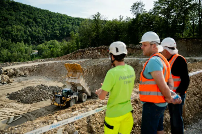 Dan odprtih vrat cementarne Alpacem Cement – vpogled v naravne sestavine cementa, trajnostno upravljanje prostora in sobivanje z naravo
