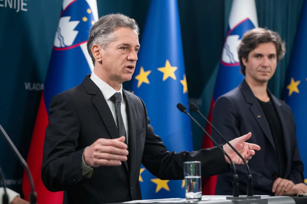 So povsem izgubili kompas? Slovenija na udaru Bruslja, oni pa nam bodo “sadili rožice”