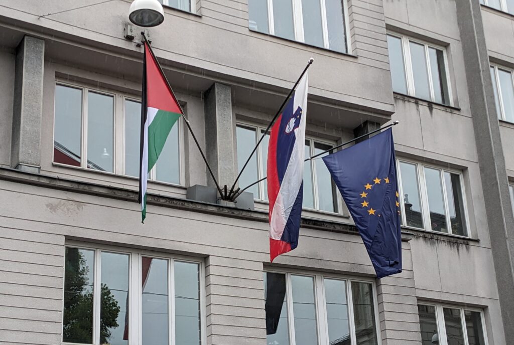 Konec zastav na pročeljih uradnih institucij? V SDS in NSi izrazili podporo predlogu Resni.ce
