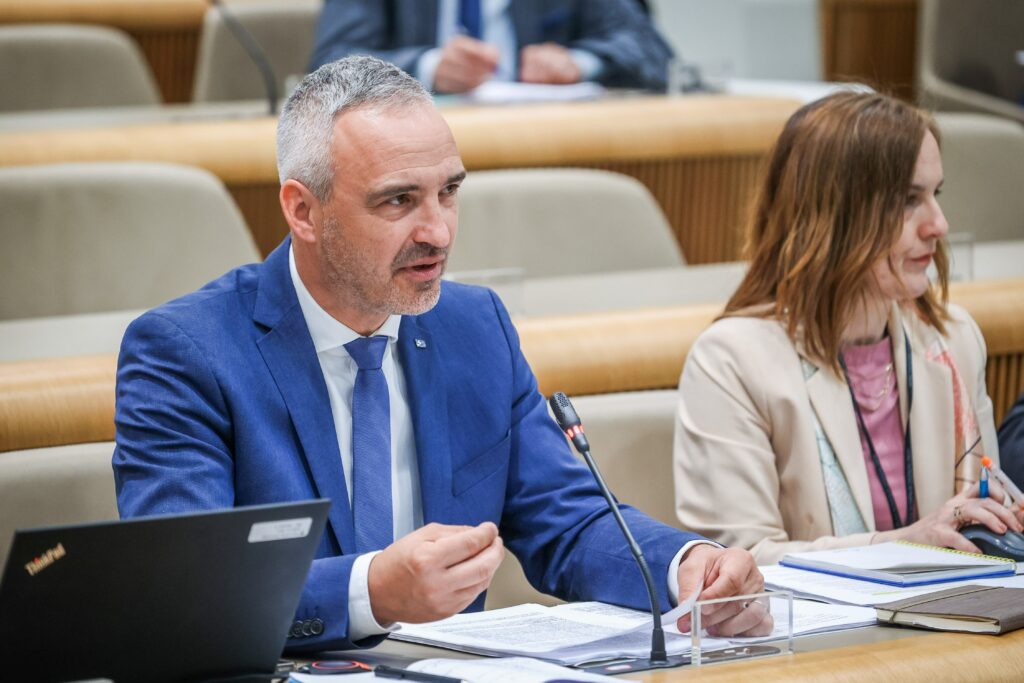 Minister Janez Cigler Kralj ustavil milijonski razpis: Aktivizem ne bo imel več prednosti pred stroko in kmeti!