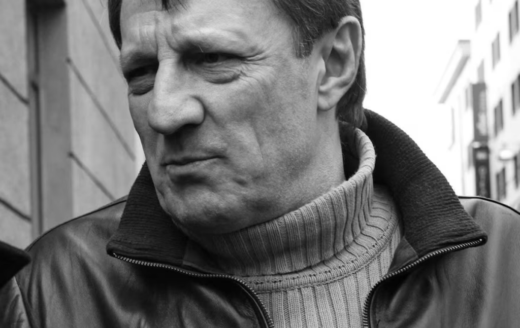 V izgnanstvu v Rigi umrl ruski novinar, ki je razkril Putinovo skrivno razmerje