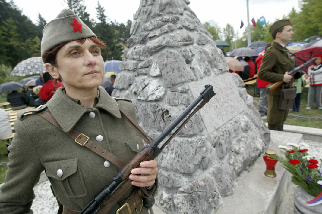 Je to rekorderka v prejemanju privilegirane pokojnine? Potomka partizana do milijona evrov!
