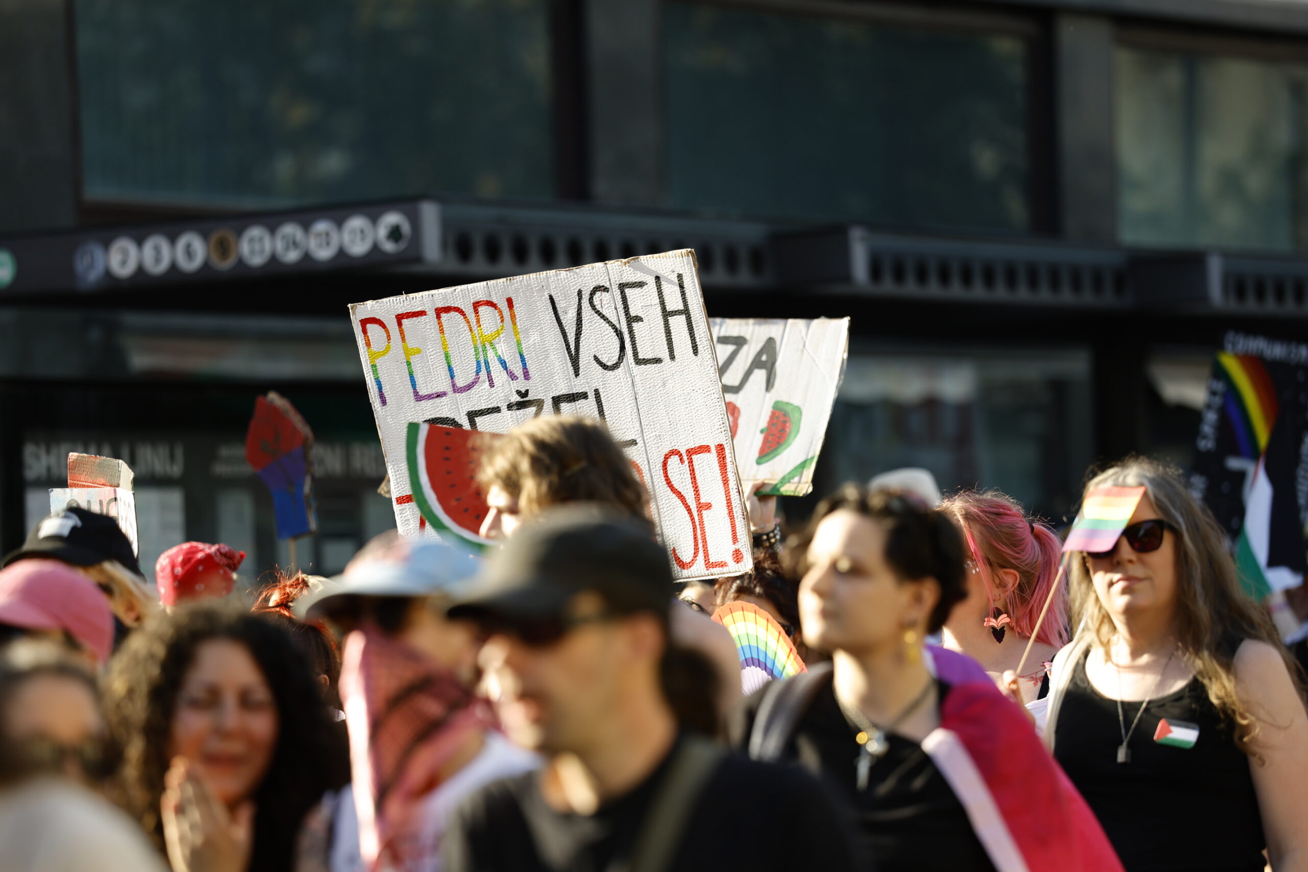 LGBTIQ+ industrijski kompleks v Sloveniji: vsaj 10,3 milijona evrov davkoplačevalskega denarja
