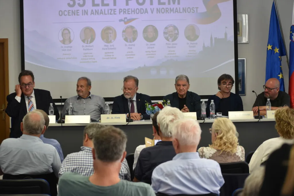 Mednarodni simpozij: Slovenija še vedno pod pritiskom tranzicijske levice, a je dosegla tudi več pomembnih premikov