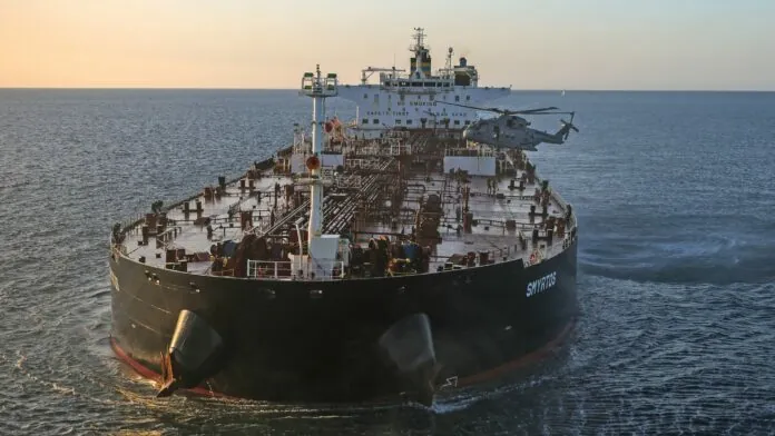 [Video] Britanski marinci v spektakularni nočni operaciji zaplenili ruski tanker Smyrtos v La Mancheu
