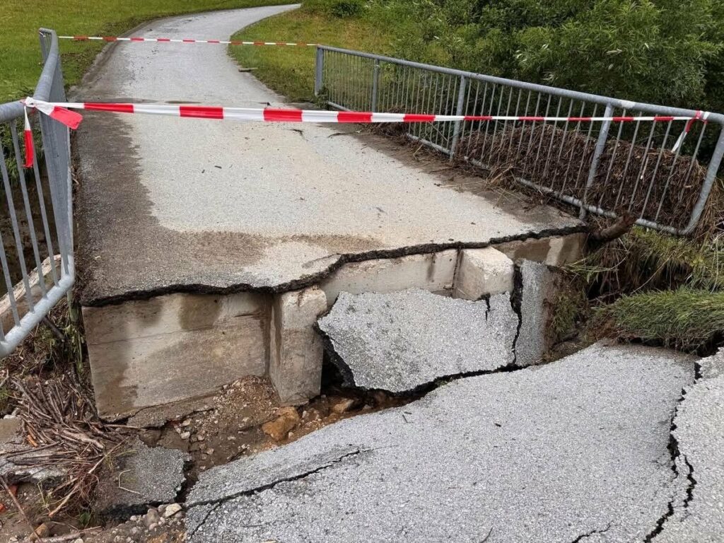 Janša v Komendo na ogled posledic neurja, ki je povzročilo milijonsko škodo