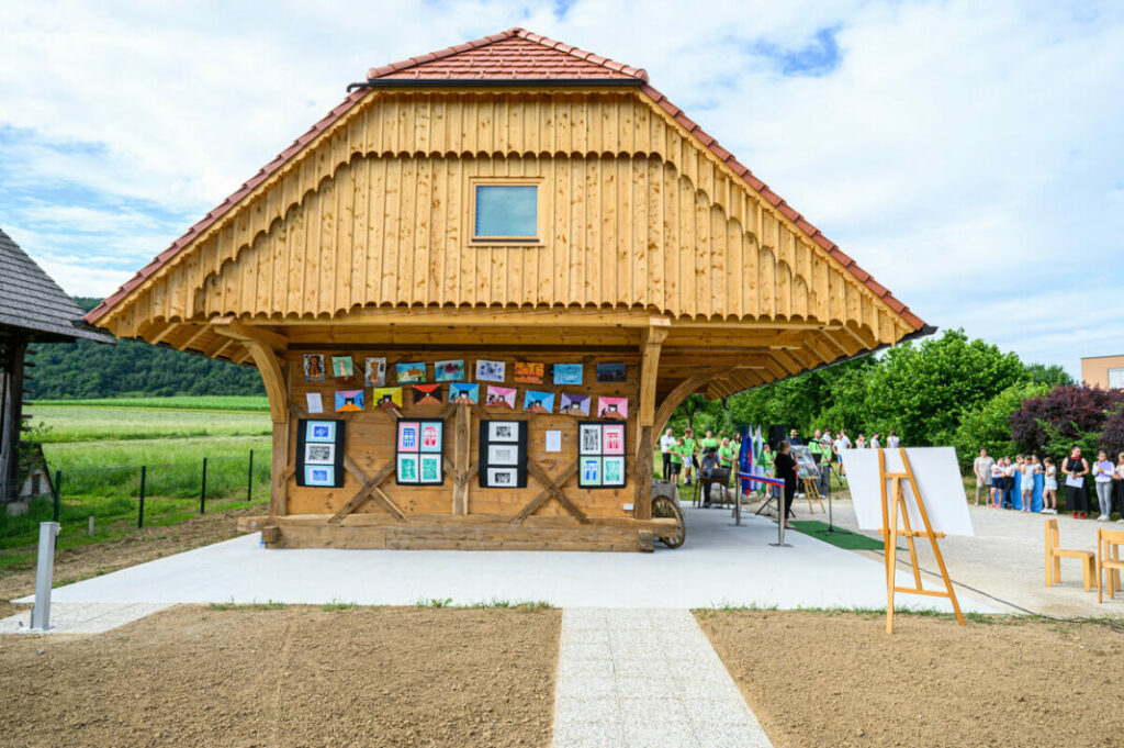 Ivančna Gorica: Na Krki odprli prenovljen skedenj in počastili stoletnico rojstva Avgusta Likovnika in Franceta Slane