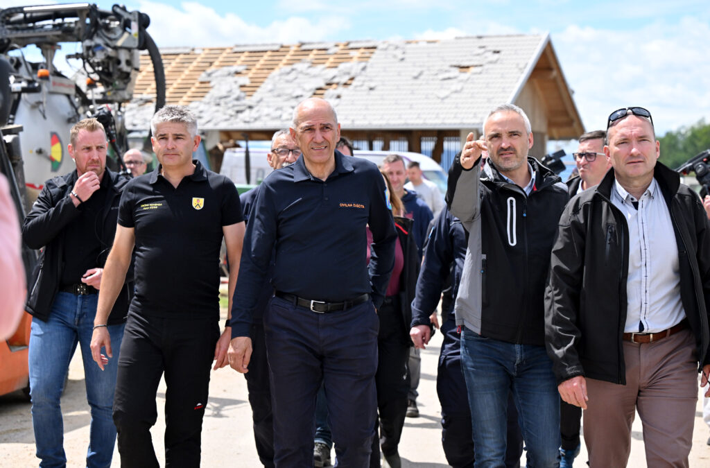 Hitri odziv vlade po katastrofalni ujmi: Ukrepi za obnovo poškodovanih objektov