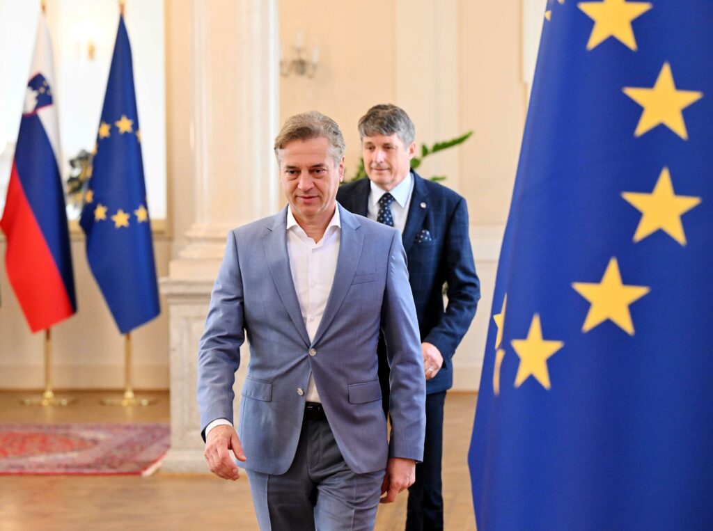 Kadrovske čistke in masakri Golobove vlade