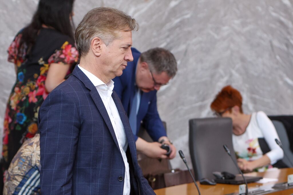 Srhljivka na seji vlade! Razkrito, kako ogromno luknjo v državno malho je zvrtala Golobova vlada