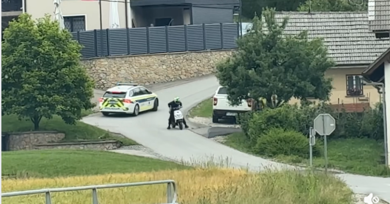 Zaokrožil se je posnetek motorista, ki je bežal pred policisti