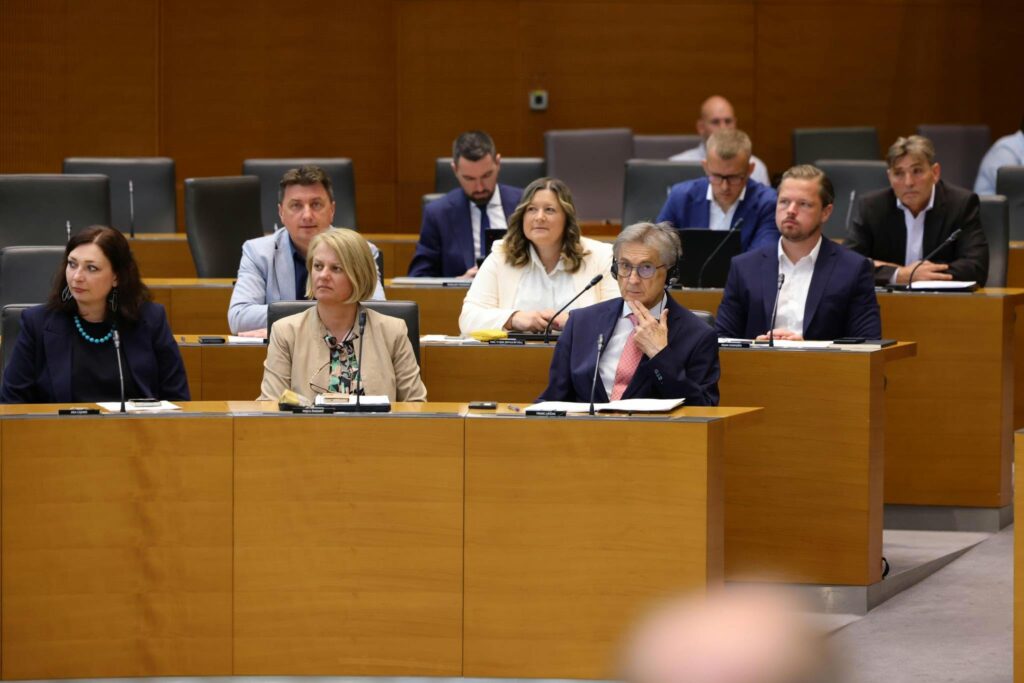 V poslanske klopi sedli novi poslanki
