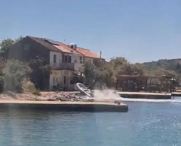 [Video] Nova nesreča: gumenjak s polno hitrostjo trčil v skale na Kornatih
