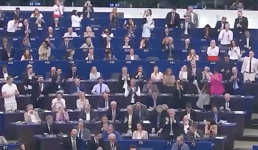 [VIDEO] Po Evropi še vedno odmeva: »Pošljite jih nazaj! Pošljite jih nazaj!«