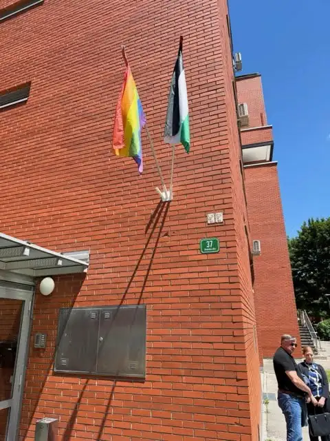 Forbicijev CNVOS pred sedežem izobesil palestinsko in LGBT zastavo, odstranil pa slovensko