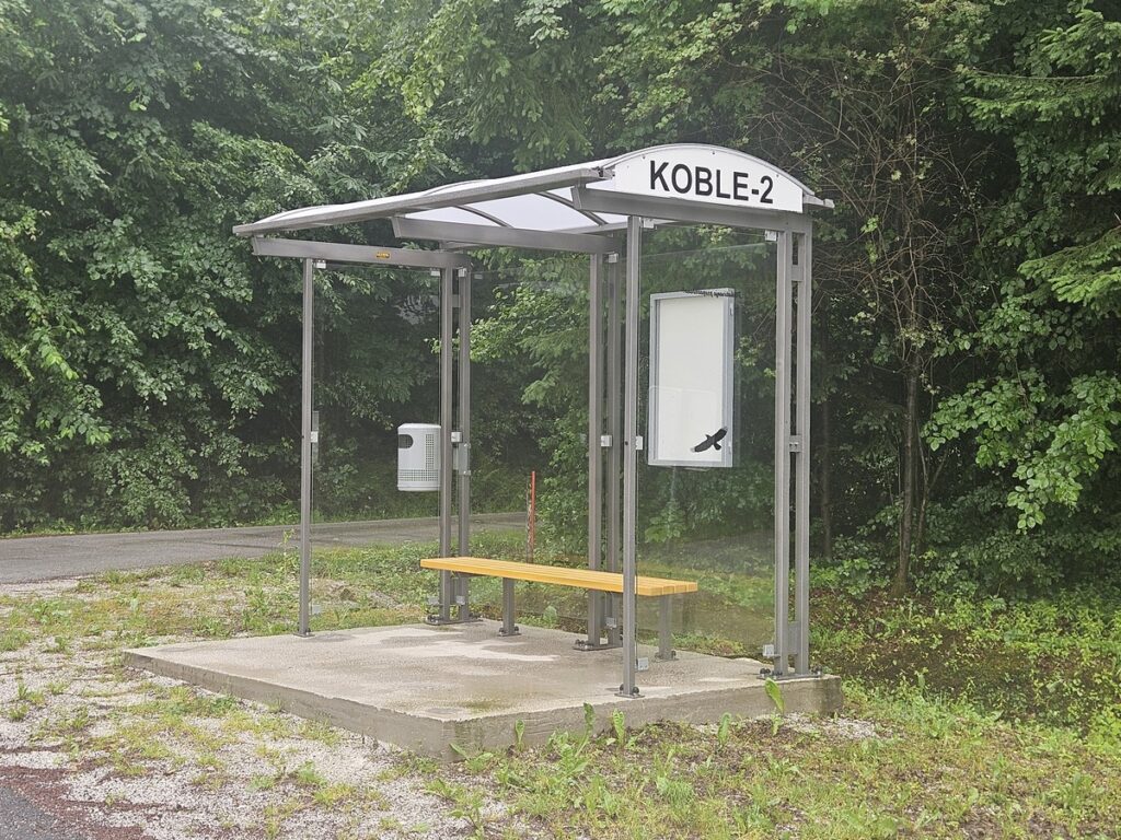 Občina Slovenske Konjice zamenjala dve dotrajani avtobusni nadstrešnici