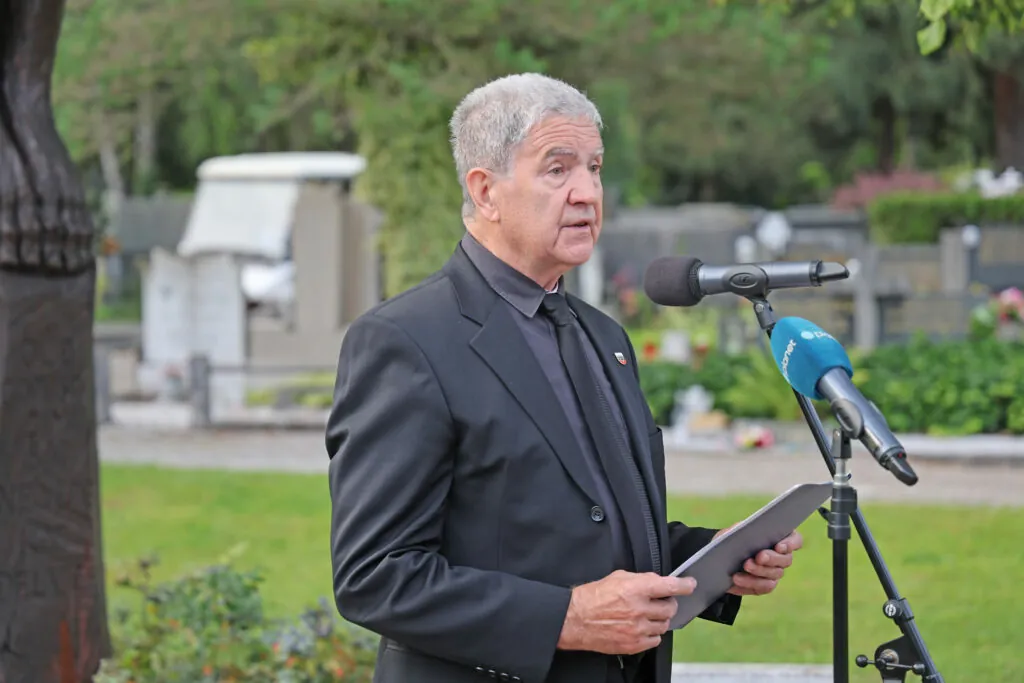 Dr. Janez Juhant ob spominski slovesnosti na Žalah: “Slovenija ujeta v Babilnoski stolp laži”