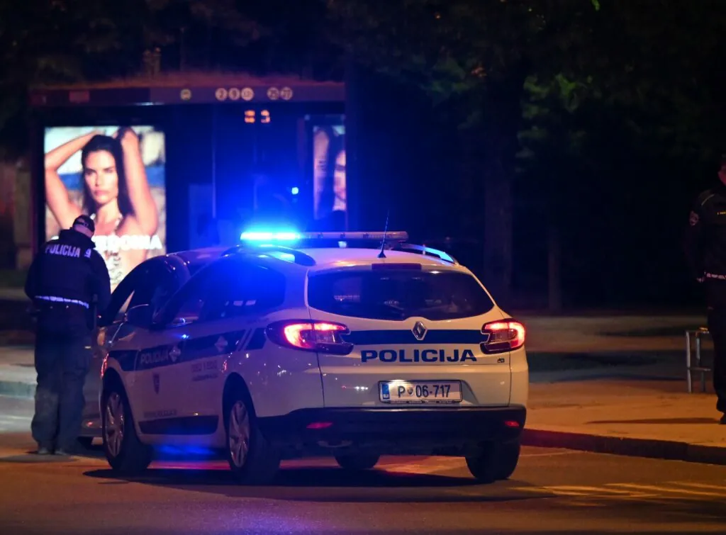 Najprej je tam praznovala Tina Gaber, sedaj se že streljajo