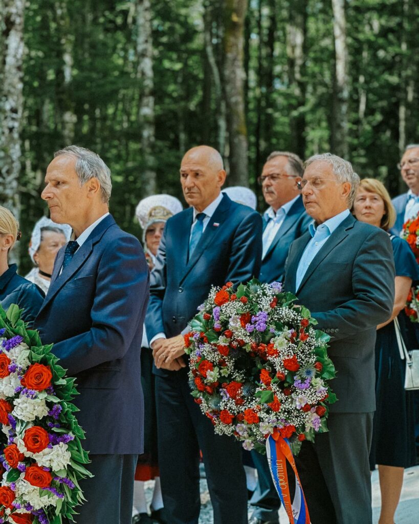 [Video] Pri Macesnovi gorici počastili spomin na žrtve povojnih pobojev; Jaklič: Tu se je izvajal slovenski holokavst