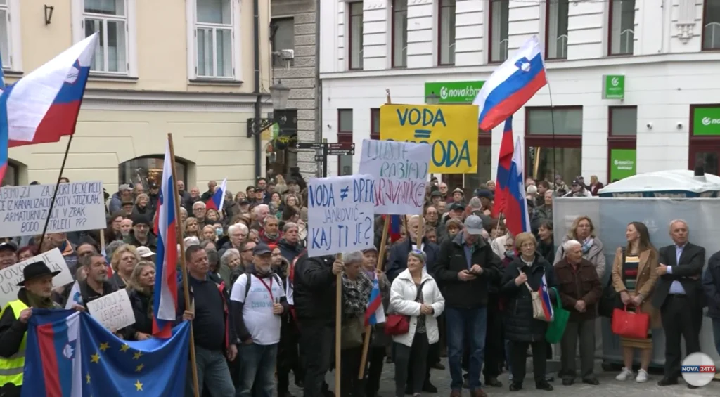 Protest pred ljubljansko mestno hišo: ljudstvo je močnejše od korupcijske hobotnice