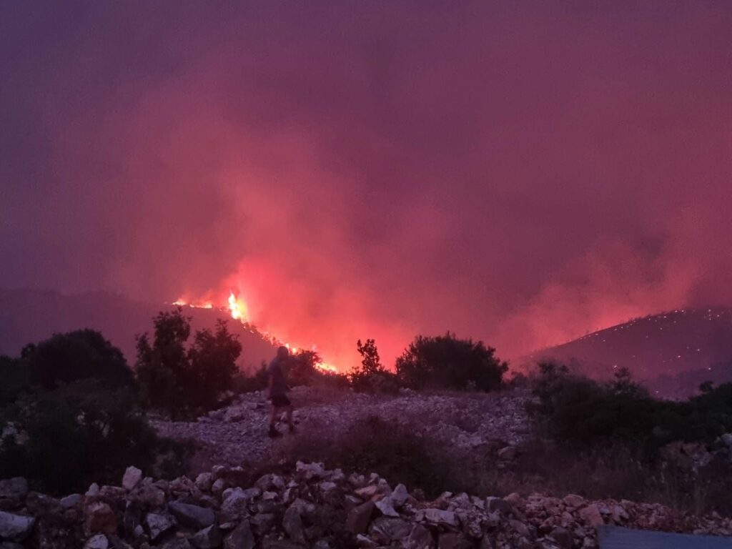 [Video] Otok Vis zajeli plameni
